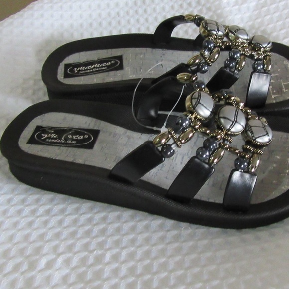 Slip on Thongs size 6 & 9 - Picture 2 of 3